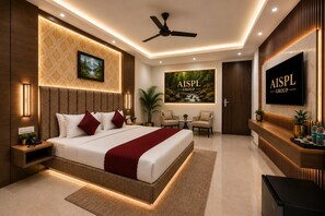 Une chambre d’hôtel moderne équipée d’un grand lit, d’un bureau, d’une télévision et d’un ventilateur de plafond.