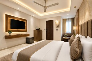 Superior Double Room, City View | Desk, laptop workspace, iron/ironing board, free WiFi - Airport Hotel Platinum (New Delhi)