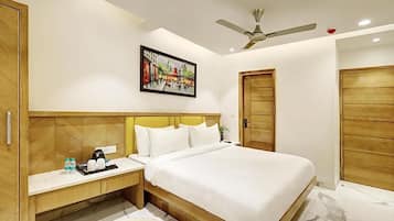 Quarto casal superior, vista para a cidade | Escrivaninha, espaço de trabalho para notebook