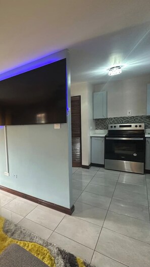 Frigorífic, microones, forn i placa de cuina 