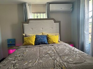 2 bedrooms, iron/ironing board, free WiFi, bed sheets - Relax by the pool with the sounds of waves and enjoy ocean and mountains views (Portmore)