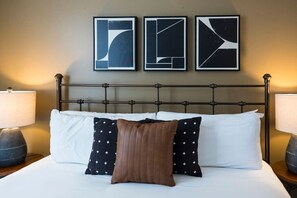 7 عدّة غرف نوم ومكتب ومكواة/لوح كي وواي فاي