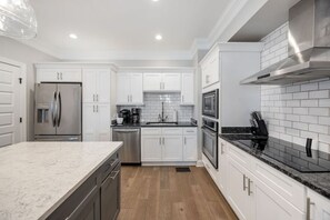 ثلاجة، ميكروويف، فرن، موقد طهي مسطح