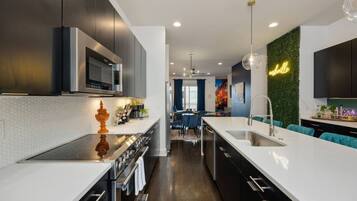 Een koelkast, een magnetron, een oven, een kookplaat