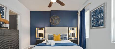 7 habitaciones, escritorio y tabla de planchar con plancha