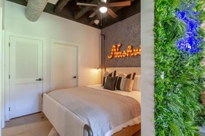 1 slaapkamer, een bureau, een strijkplank/strijkijzer, wifi