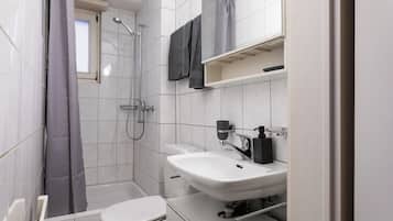Een douche, een haardroger, handdoeken, zeep