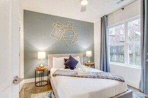 8 Schlafzimmer, Schreibtisch, Bügeleisen/Bügelbrett, WLAN