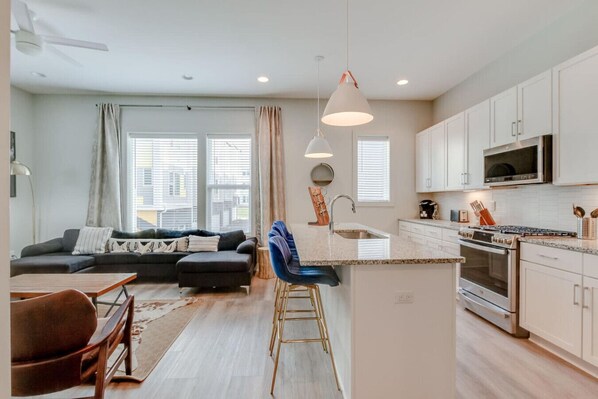 Refrigerador, microondas, horno, placa de cocina