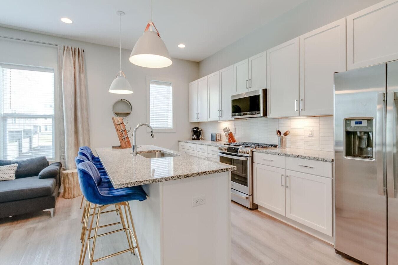 冷蔵庫、電子レンジ、オーブン、コンロ