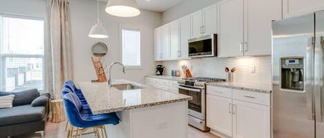 Geladeira, micro-ondas, fogão, cooktop