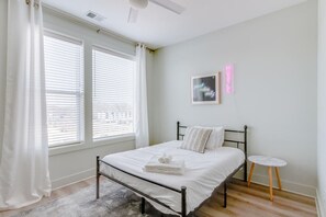 8 habitaciones, escritorio, tabla de planchar con plancha y wifi 