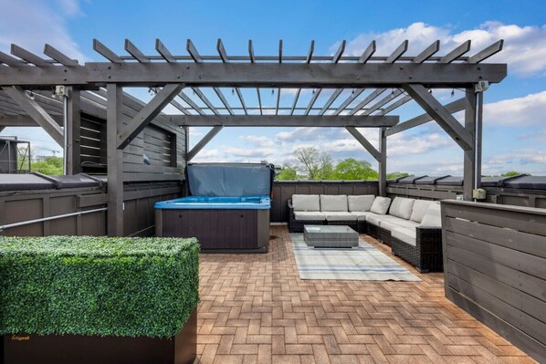 Outdoor spa tub