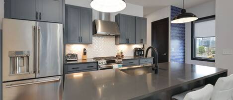 Frigorifero, microonde, forno, piano cottura