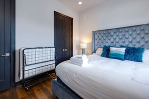8 bedrooms, desk, iron/ironing board, WiFi