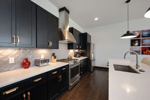 Køleskab, mikrobølgeovn, ovn, kogeplade