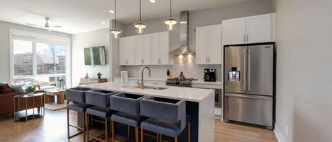 Refrigerador, microondas, horno, placa de cocina