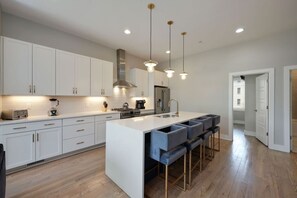 ثلاجة، ميكروويف، فرن، موقد طهي مسطح