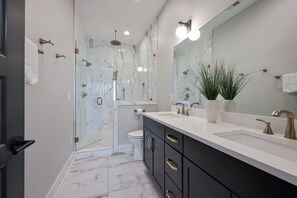 Hair dryer, towels - West End Luxury | Rooftop Views, Games & Hot Tub (Nashville)