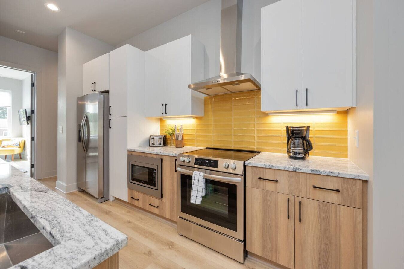 Kühlschrank, Mikrowelle, Ofen, Herdplatte