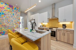 Kylskåp, mikrovågsugn, ugn och spishäll