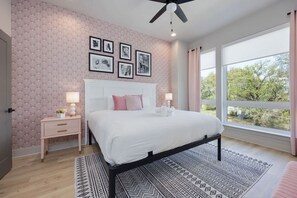 8 sovrum, skrivbord, strykjärn/strykbräda och resesäng