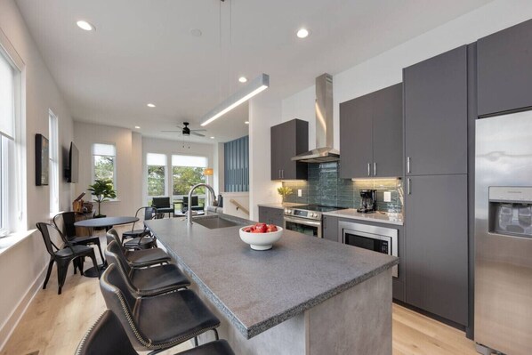 Refrigerador, microondas, horno, placa de cocina