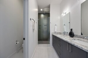 Hair dryer - Tennessee Whiskey & The Ryman - Dual Townhomes! (Nashville)