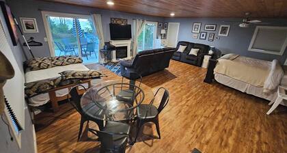 Waterfront studio in Escanaba with AC, WiFi
30+ day minimum rental only