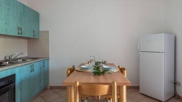 Tủ lạnh, lò vi sóng, bếp nấu, máy rửa bát