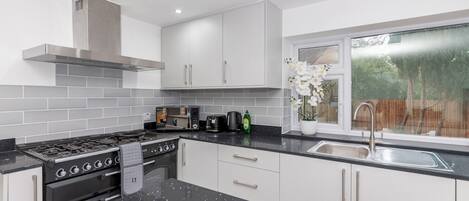 Refrigerador, microondas, horno y lavavajillas