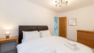 4 bedrooms, iron/ironing board, free WiFi, bed sheets