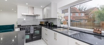 Charming Modern Home in Central Wokingham - Pass the Keys