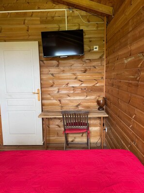 2 bedrooms, iron/ironing board, travel crib, internet