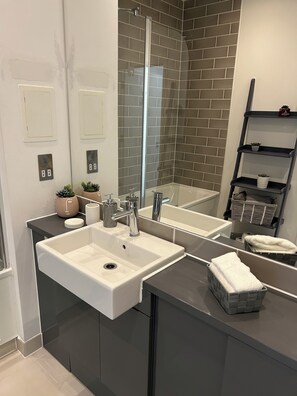 Haartrockner, Handtücher, Seife, Toilettenpapier