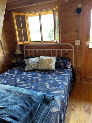 2 bedrooms, bed sheets - Lake front private Bunkies …accommodates 6 people! (Renfrew)