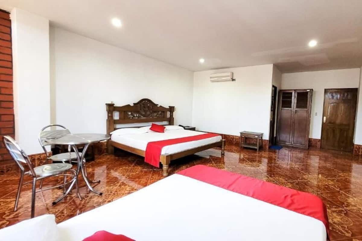 Tomannsrom – basic | Skrivebord, skrivebord for bærbar PC, wi-fi (inkludert) og sengetøy