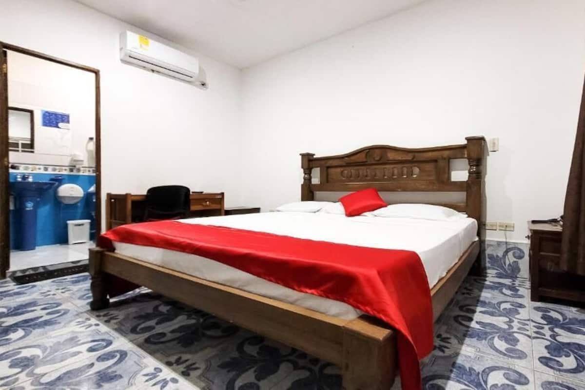 Dobbeltrom for 1 person – basic | Skrivebord, skrivebord for bærbar PC, wi-fi (inkludert) og sengetøy