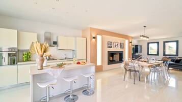 KĂŒhlschrank, Mikrowelle, Ofen, Herdplatte