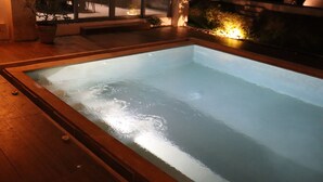 En rektangulär pool omgiven av ett trädäck.