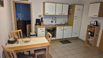 Frigorifero, piano cottura, macchina per tè/caffè, bollitore elettrico