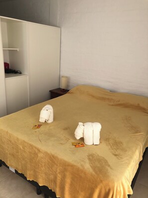 1 habitación, tabla de planchar con plancha, wifi y ropa de cama 