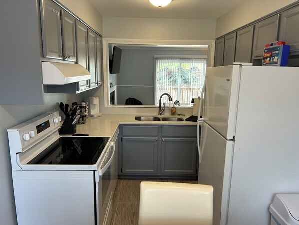 Køleskab, mikrobølgeovn, ovn, kogeplade