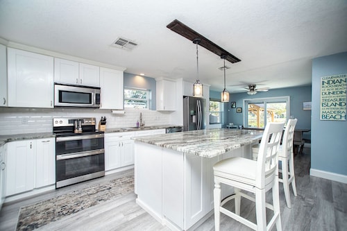 Waterfront Oasis: Heated Pool, Hot Tub Largo with AC, WiFi