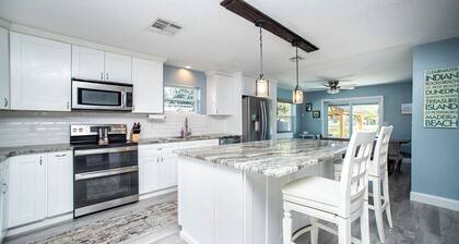 Waterfront Oasis: Heated Pool, Hot Tub Largo with AC, WiFi