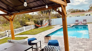 Piscina a l'aire lliure i piscina climatitzada