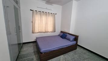2 bedrooms, desk, iron/ironing board, WiFi