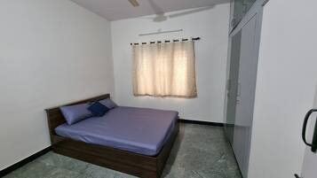 2 bedrooms, desk, iron/ironing board, WiFi