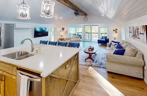 Comfortable, newly remodeled modern 2 bedroom cabin located on Lake Hamilton.