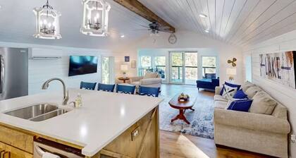 Comfortable, newly remodeled modern 2 bedroom cabin located on Lake Hamilton.